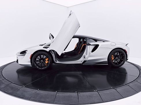 Used 2023 McLaren Artura RWD image 22