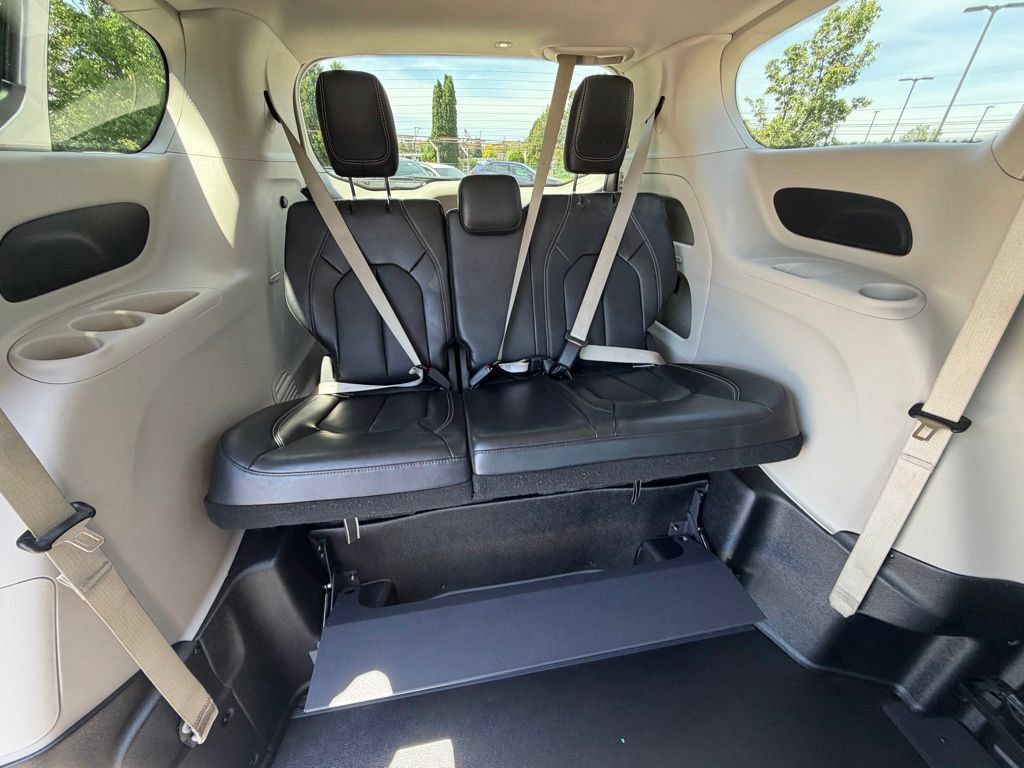 Used 2024 Chrysler Pacifica Touring-L FWD image 29