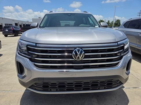 Used 2026 Volkswagen Atlas SE w/ Panoramic Sunroof Package FWD image 2