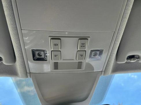 Certified 2023 Volkswagen Tiguan SE FWD image 41