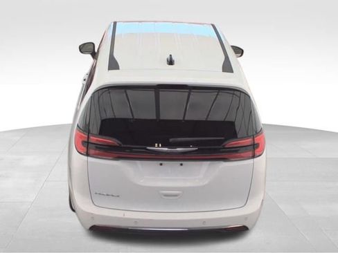Used 2023 Chrysler Pacifica Touring-L FWD image 5