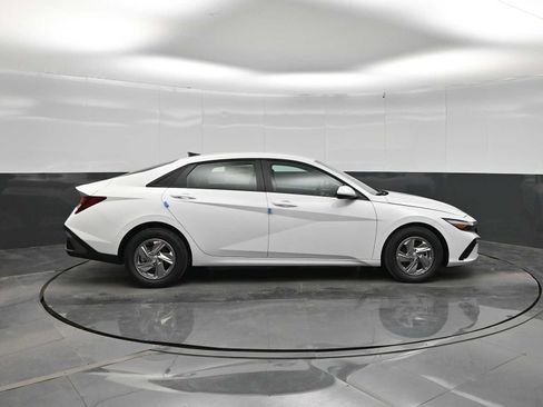 New 2026 Hyundai Elantra SE FWD image 9