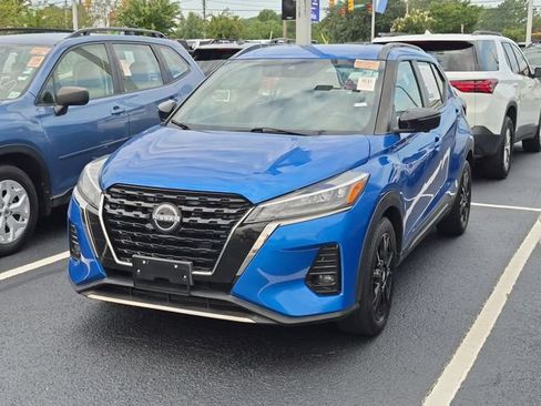 Used 2023 Nissan Kicks SR w/ SR Premium Package FWD image 3
