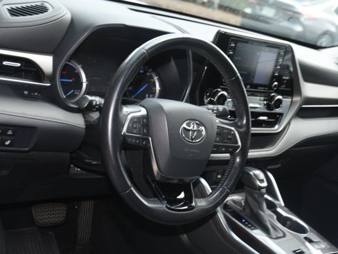 Certified 2021 Toyota Highlander Limited AWD/4WD image 9