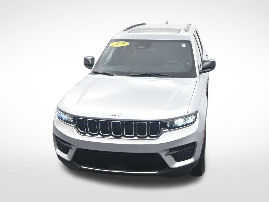Used 2025 Jeep Grand Cherokee Laredo X AWD/4WD image 31