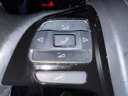 Used 2014 Volkswagen Touareg TDI image 19