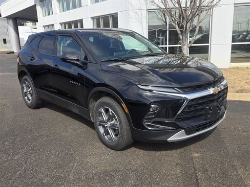 Used 2025 Chevrolet Blazer LT image 2