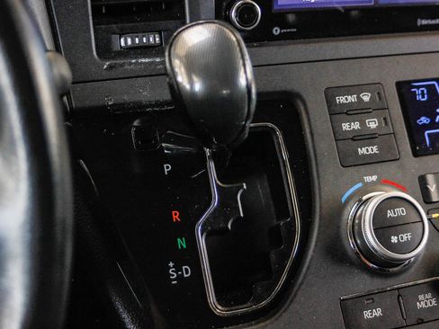 Used 2020 Toyota Sienna SE w/ Carpet Mat Package image 20