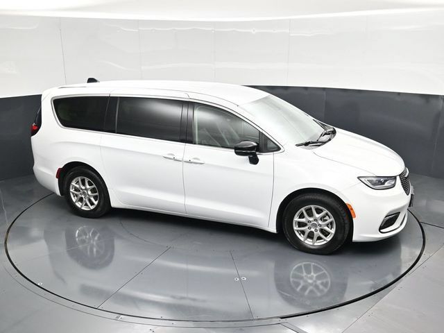 Certified 2024 Chrysler Pacifica Touring-L FWD image 52