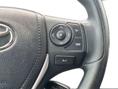 Used 2018 Toyota RAV4 LE FWD image 17