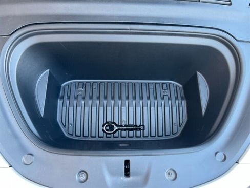 Used 2024 Tesla Model Y Long Range RWD image 4
