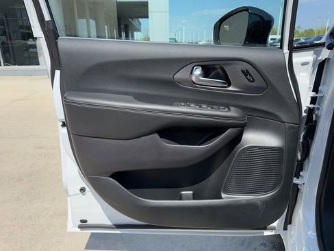 New 2026 Chrysler Pacifica Select FWD image 19