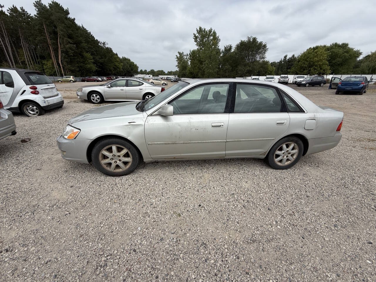 Used 2000 Toyota Avalon XL FWD image 2