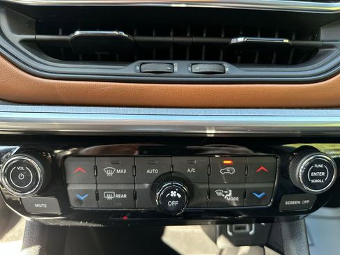 Used 2024 Jeep Compass Limited image 16