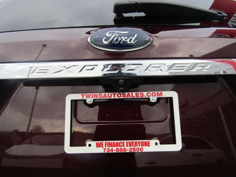 Used 2018 Ford Explorer XLT w/ Equipment Group 202A image 25