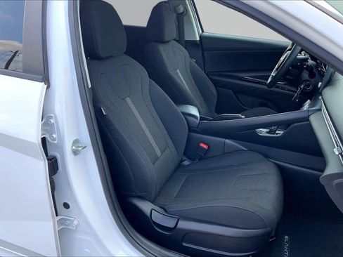 Used 2021 Hyundai Elantra SE FWD image 9