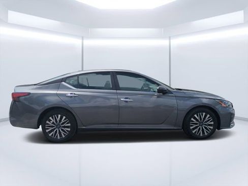 Used 2025 Nissan Altima 2.5 SV FWD image 2