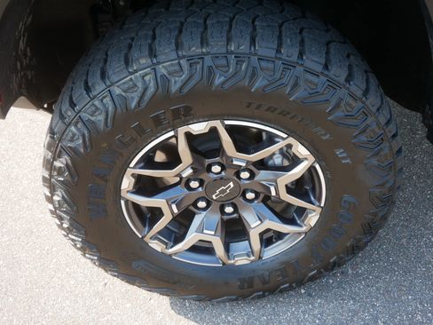 Used 2025 Chevrolet Colorado ZR2 w/ Technology Package AWD/4WD image 16