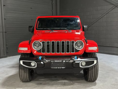 Used 2024 Jeep Wrangler Unlimited Sahara w/ Technology Group AWD/4WD image 2