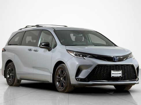 Used 2025 Toyota Sienna XSE w/ XSE Plus Package AWD/4WD image 7
