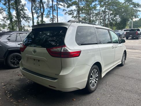 Used 2019 Toyota Sienna XLE w/ XLE Navigation Package FWD image 3