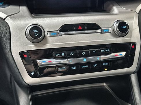 Used 2022 Ford Explorer XLT w/ Equipment Group 202A image 22