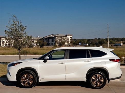 Used 2023 Toyota Highlander Bronze Edition image 4