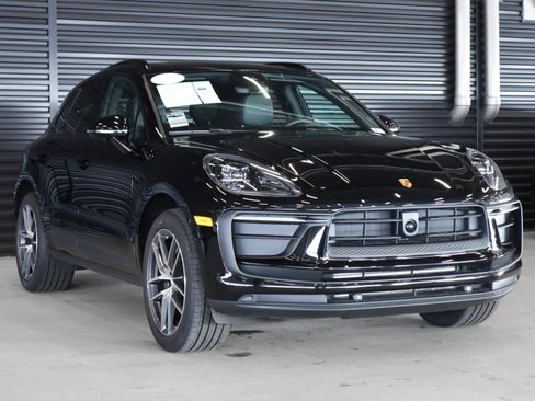 Certified 2023 Porsche Macan image 7