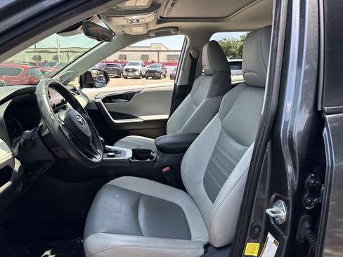 Used 2020 Toyota RAV4 Limited AWD/4WD image 28