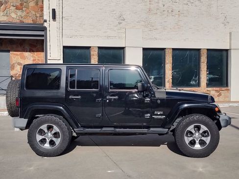 Used 2017 Jeep Wrangler Unlimited Sahara w/ Connectivity Group AWD/4WD image 2