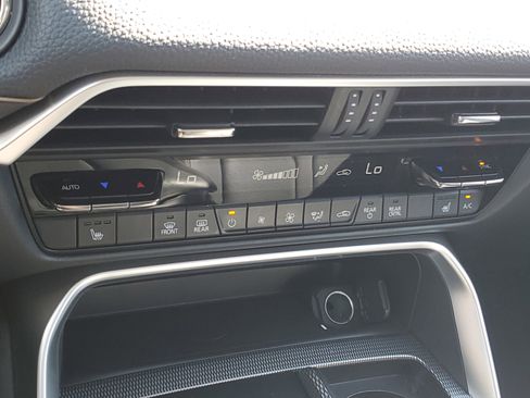 Used 2024 MAZDA CX-90 Plug-In Hybrid w/ Premium Pkg image 34