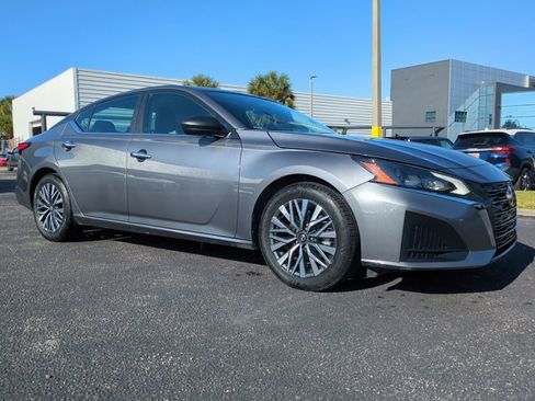 Used 2024 Nissan Altima 2.5 SV image 2