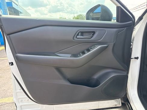 Used 2024 Nissan Rogue S FWD image 11