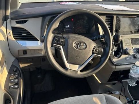 Used 2017 Toyota Sienna LE FWD image 7