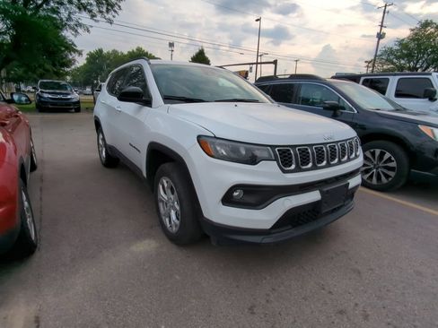 Used 2024 Jeep Compass Latitude AWD/4WD image 3