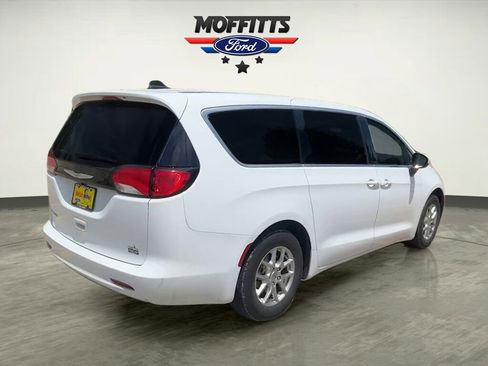 Used 2023 Chrysler Voyager LX FWD image 5