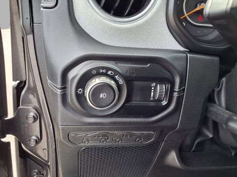 Used 2025 Jeep Wrangler Unlimited Sahara AWD/4WD image 17