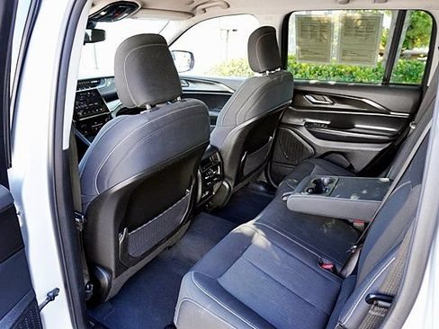 Used 2023 Jeep Grand Cherokee Laredo RWD image 17