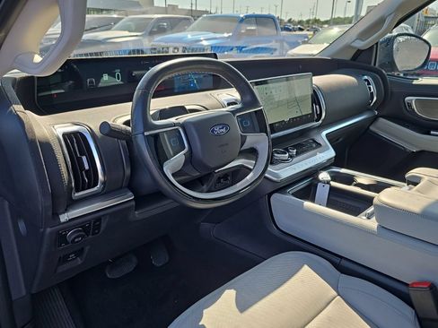 Used 2025 Ford Expedition Platinum w/ Driver's Package AWD/4WD image 13