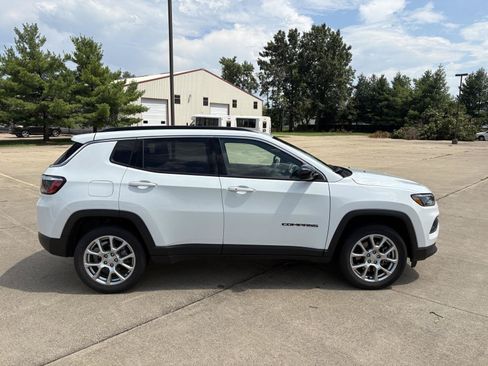 Used 2023 Jeep Compass Latitude AWD/4WD image 25