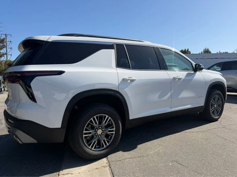 Used 2025 Chevrolet Traverse LT FWD image 4