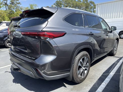 Used 2022 Toyota Highlander XLE image 8
