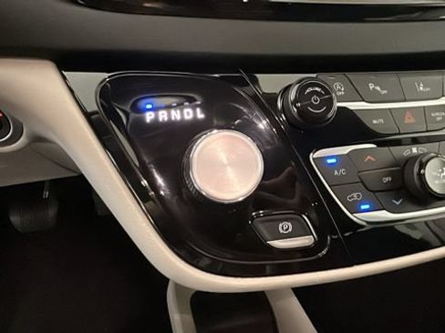 Used 2023 Chrysler Pacifica Touring-L FWD image 21