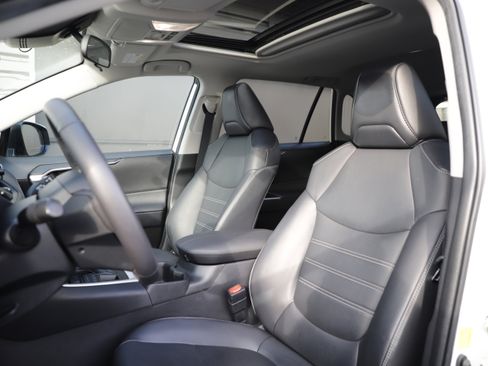 Used 2022 Toyota RAV4 XLE Premium image 16