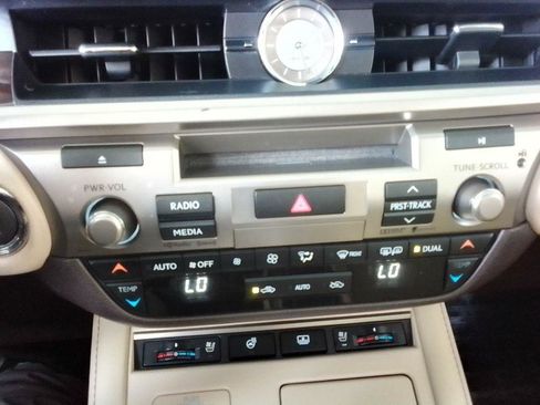 Used 2016 Lexus ES 350 w/ Luxury Package w/Wood Trim FWD image 11