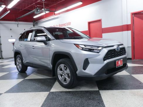 Used 2022 Toyota RAV4 XLE w/ Convenience Package AWD/4WD image 2