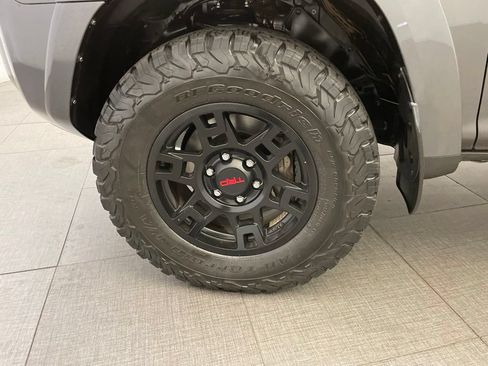 Used 2018 Toyota 4Runner SR5 AWD/4WD image 10