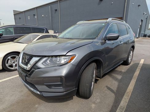 Used 2017 Nissan Rogue SV image 4