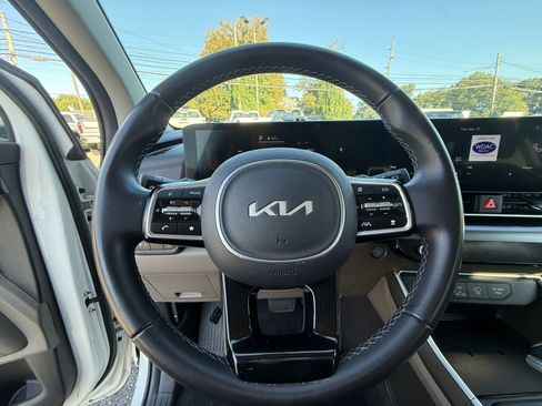 Used 2025 Kia Carnival FWD image 18