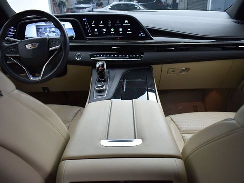 Used 2024 Cadillac Escalade Premium Luxury AWD/4WD image 15